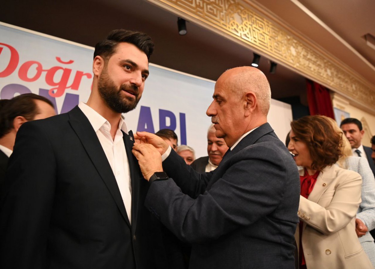 Urfa'da 35 isim AK Parti'ye geçti! Rozetlerini Bakan taktı...