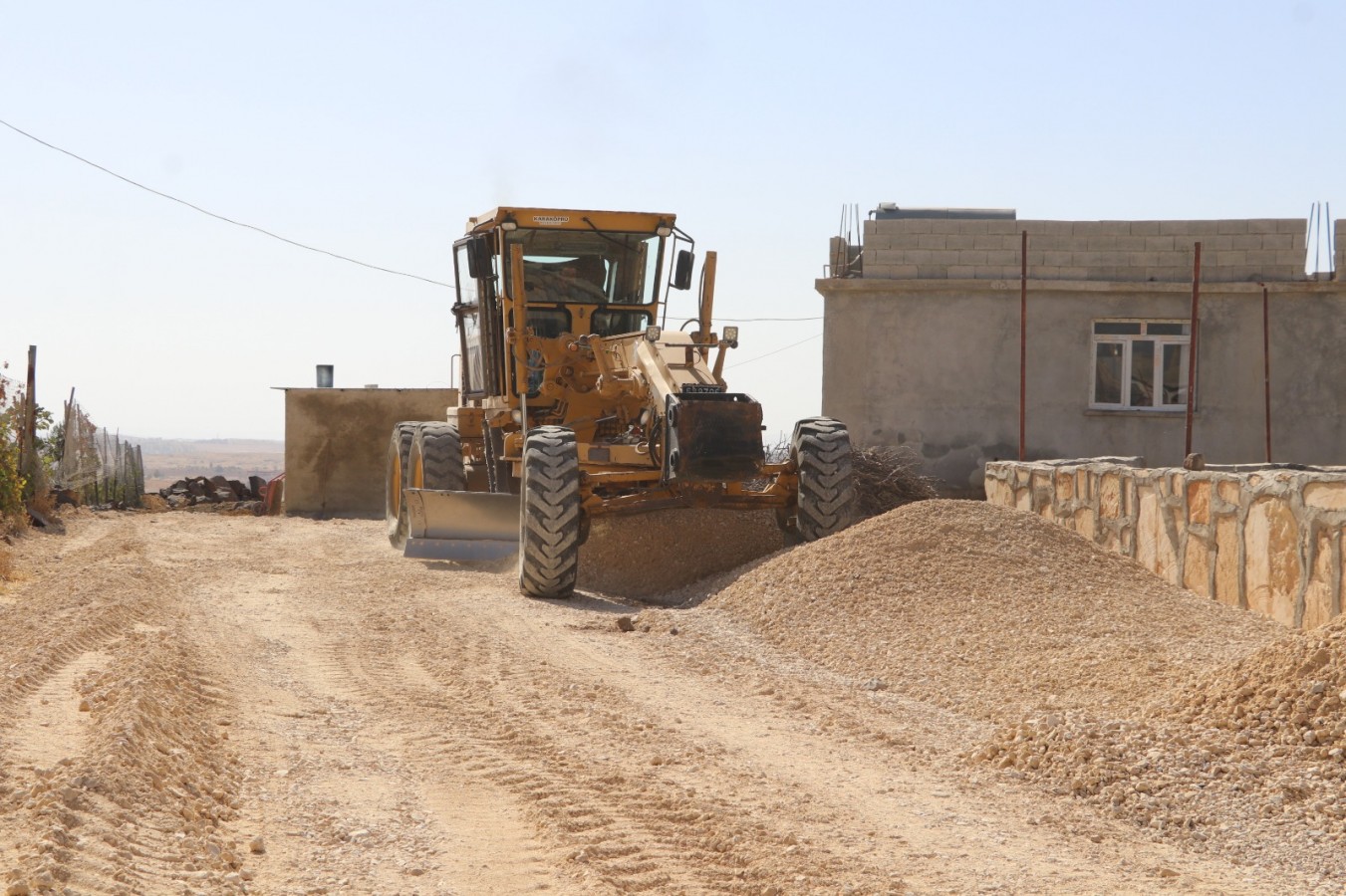 Karaköprü’de kış öncesi kırsal mahallede stabilize yol çalışması