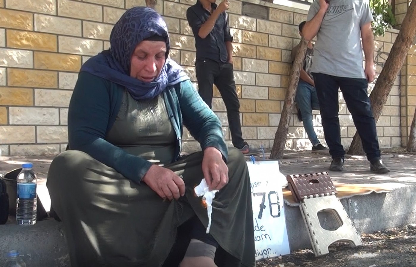 Adalet nöbeti köşeleri değiştirilen Emine Şenyaşar kendini yakmak istedi