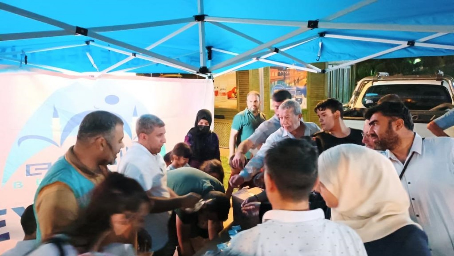 Eyyübiye’de yüzlerce vatandaşa lokum ikramı