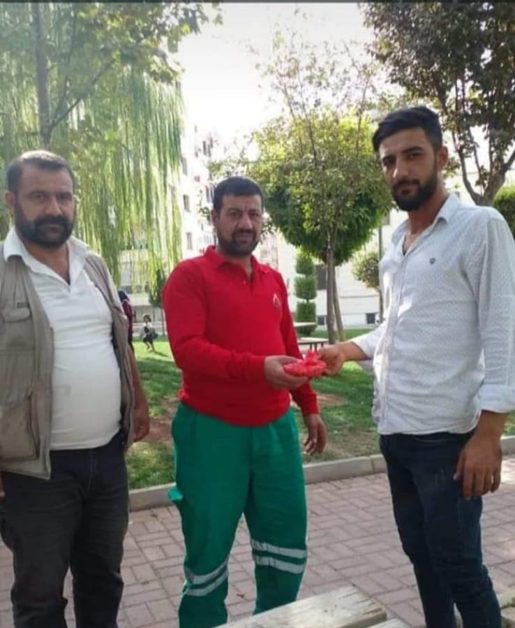 Urfa’da temizlik personeli bulduğu parayı sahibine teslim etti