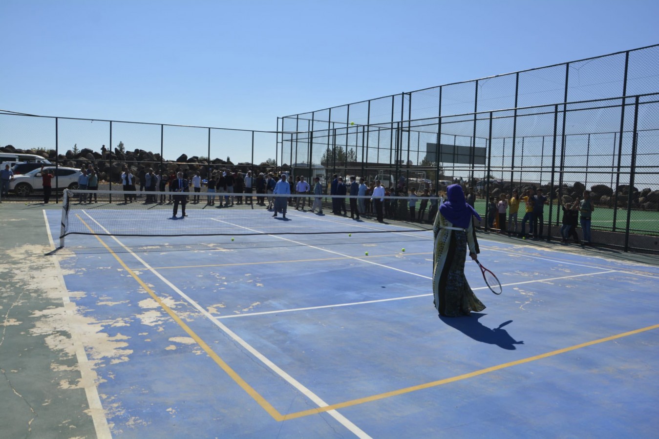 Eğlenceli anlar... Bakan Yardımcısı Urfa'nın köyünde tenis oynadı