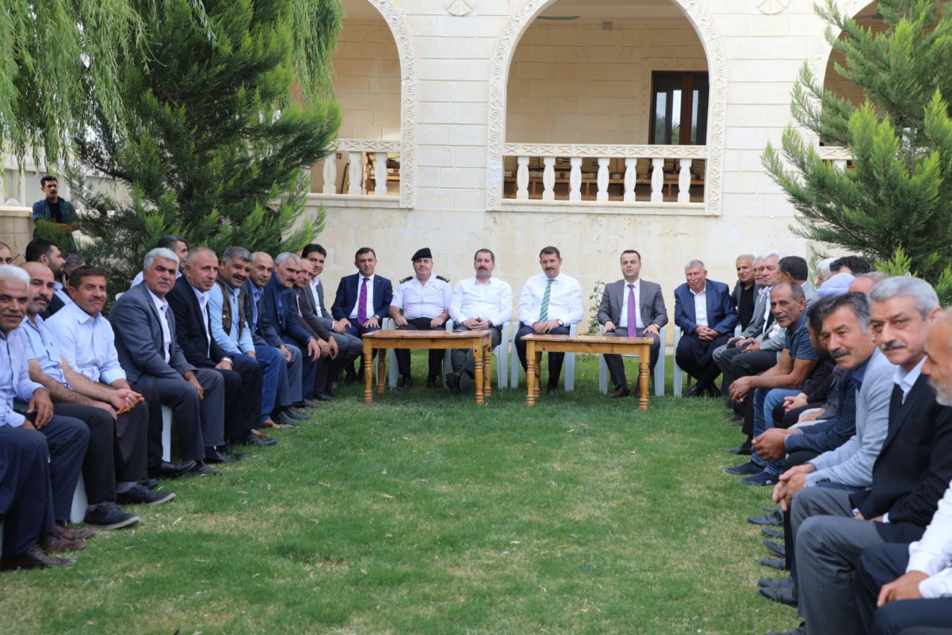 Vali Ayhan, Karaköprü’deki muhtarlarla bir araya geldi