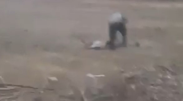 Urfa’da bir şahıs husumetlisini önce araçta bıçakladı, yetmedi tarlada darbetti