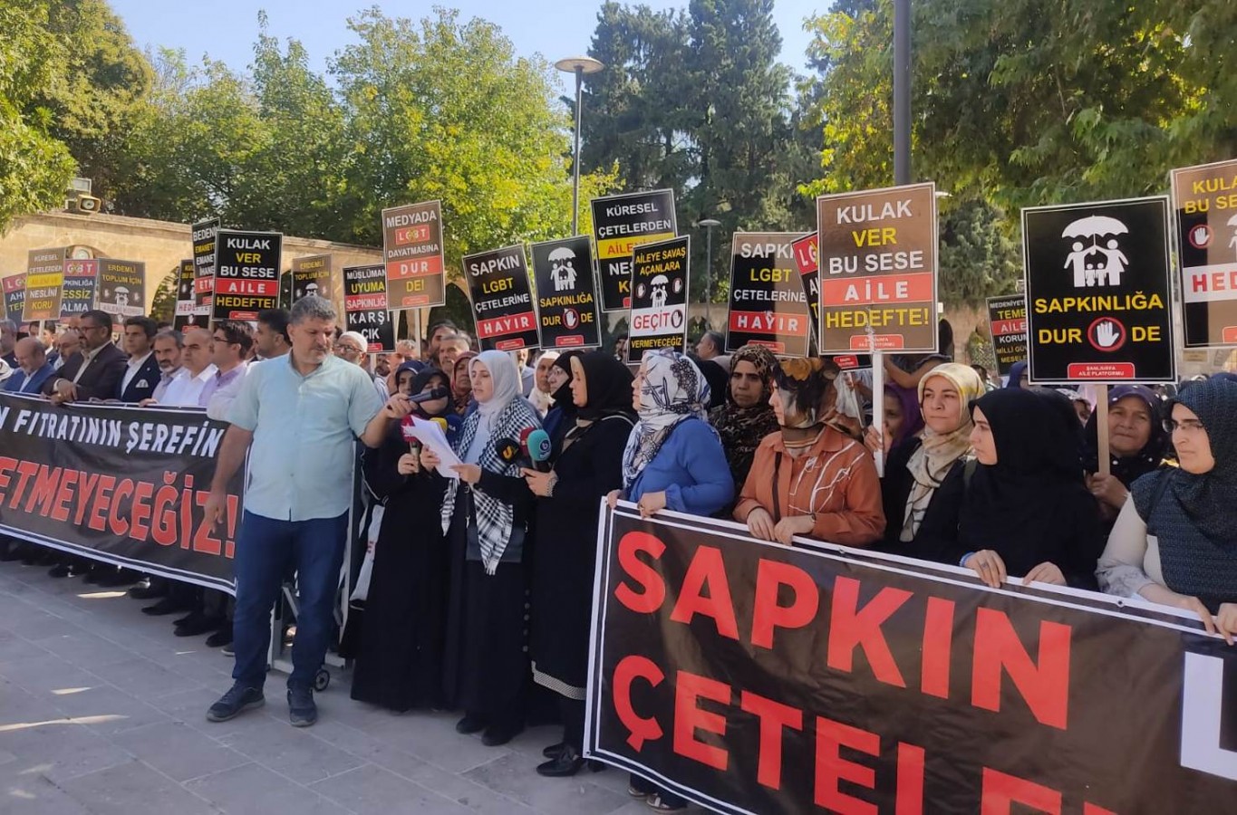 Urfa'da cuma namazı sonrası LGBT karşıtı yürüyüş