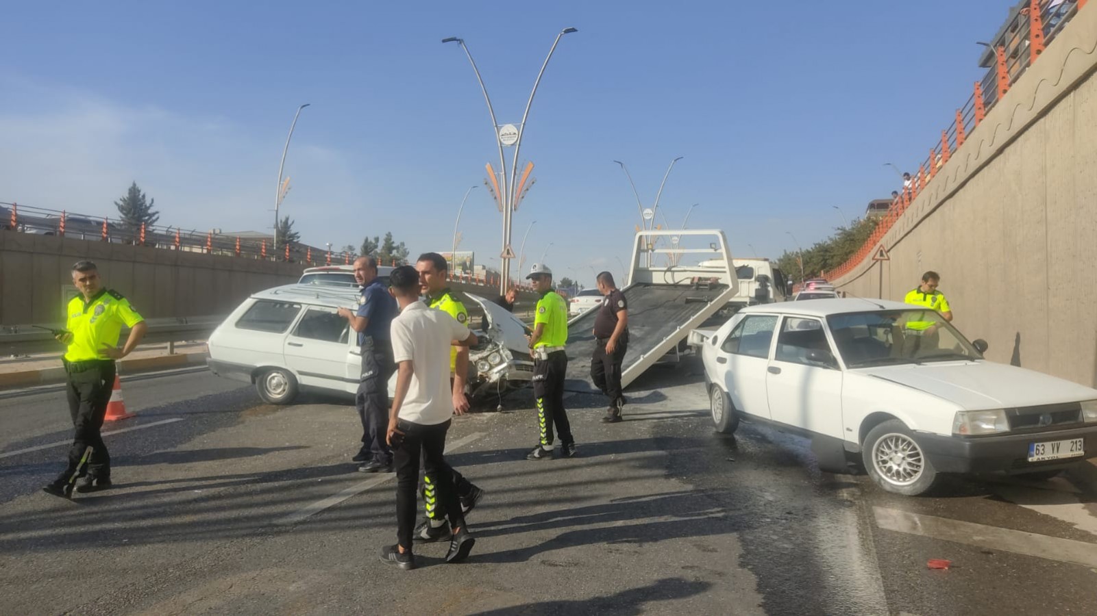 Urfa'da alt geçitte meydana gelen kazada 3 kişi yaralandı