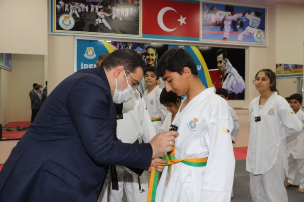 Canpolat, tekvandocuların kuşaklarını bağladı