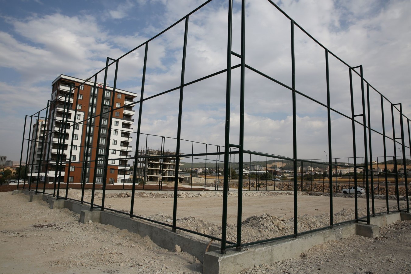 Karaköprü’ye yeni spor sahaları kazandırılıyor