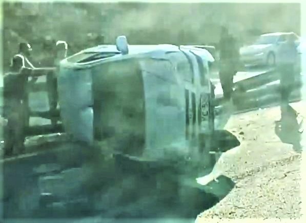 Şanlıurfa’da otomobil refüje çarpıp yan yattı!