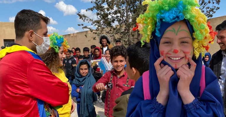 Şanlıurfa Gönüllü Palyaçolar Suriye'de yüzleri güldürdü