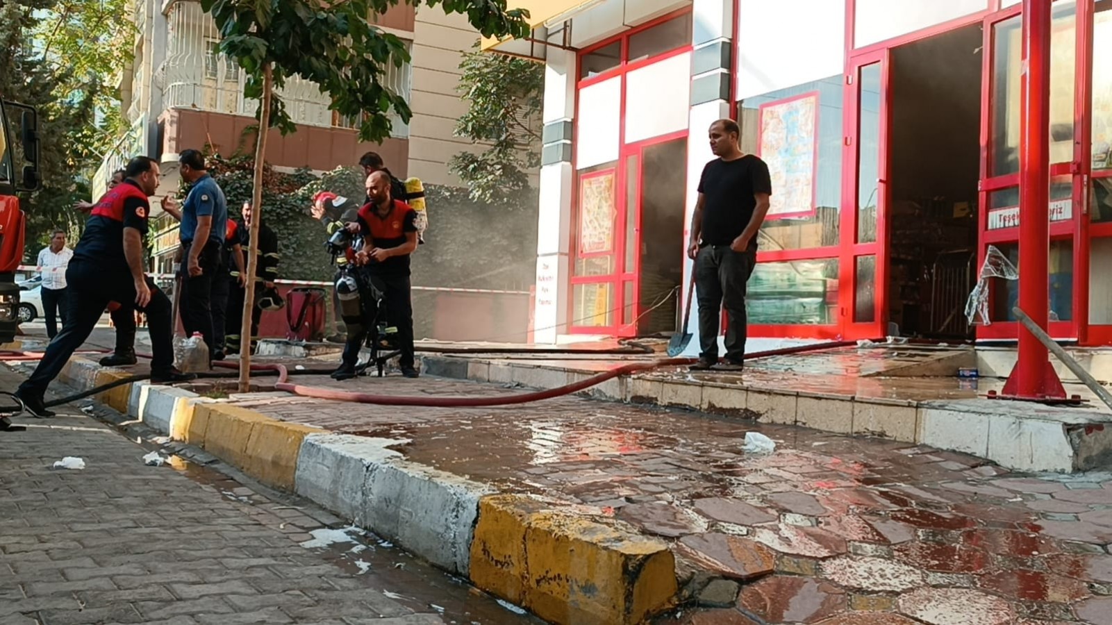 Karaköprü’de zincir markette yangın!