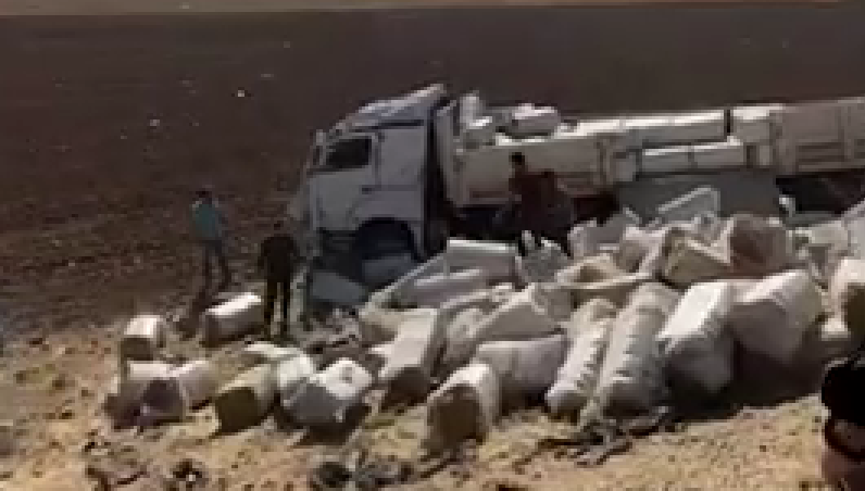Şanlıurfa’da saman yüklü tır tarlaya uçtu: 1 yaralı