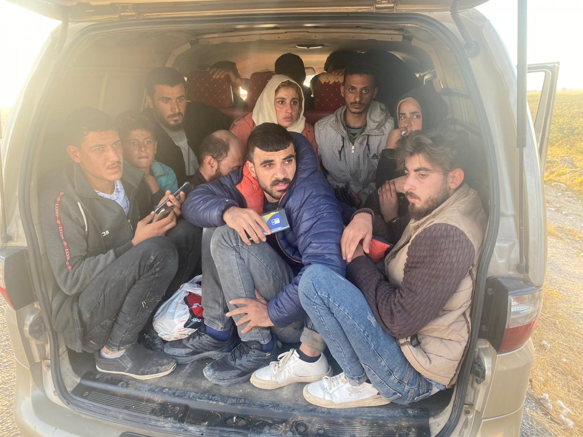 Akçakale’de durdurulan araçta 18 düzensiz göçmen yakalandı