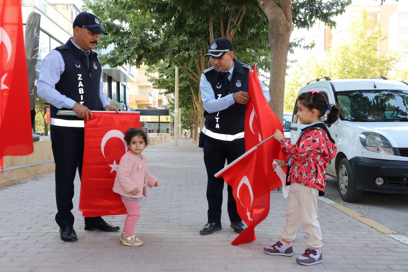 Karaköprü’de zatıba esnaf ve vatandaşlara bayrak dağıttı