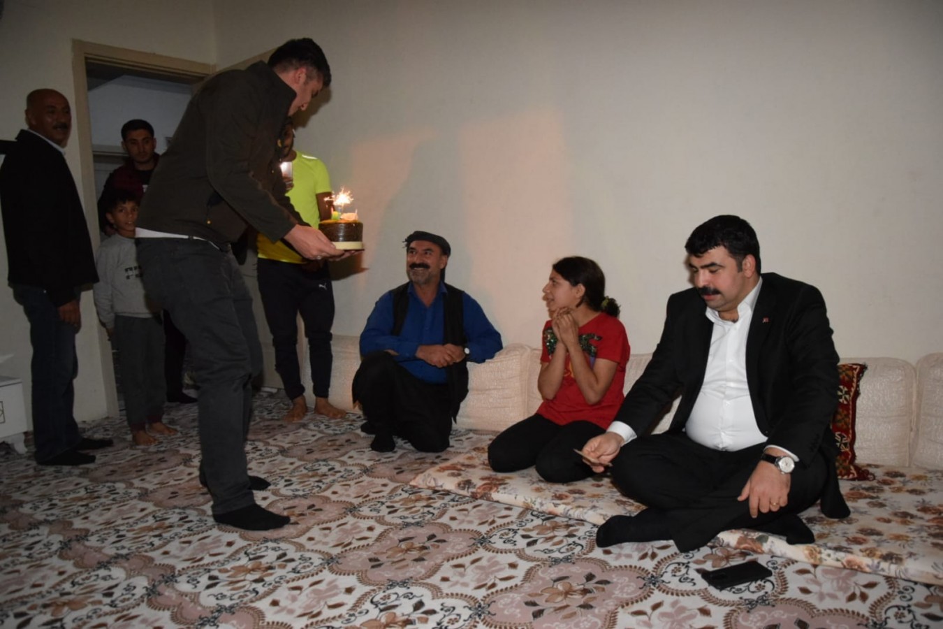 Hilvan'da devlet, kendi doğum gününde doğan çocuklara sürpriz yaptı