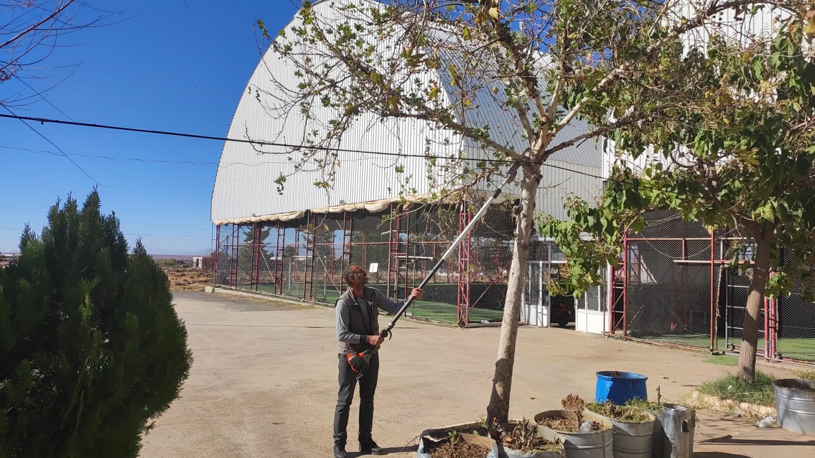 Siverek’te parklarda budama çalışmaları başlatıldı