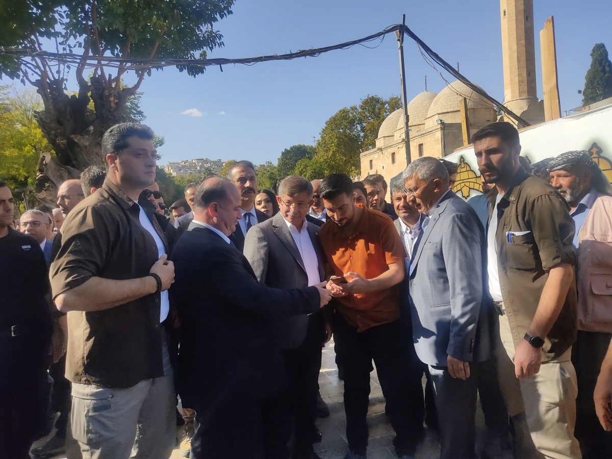 Davutoğlu Balıklıgöl’de balıklara yem attı