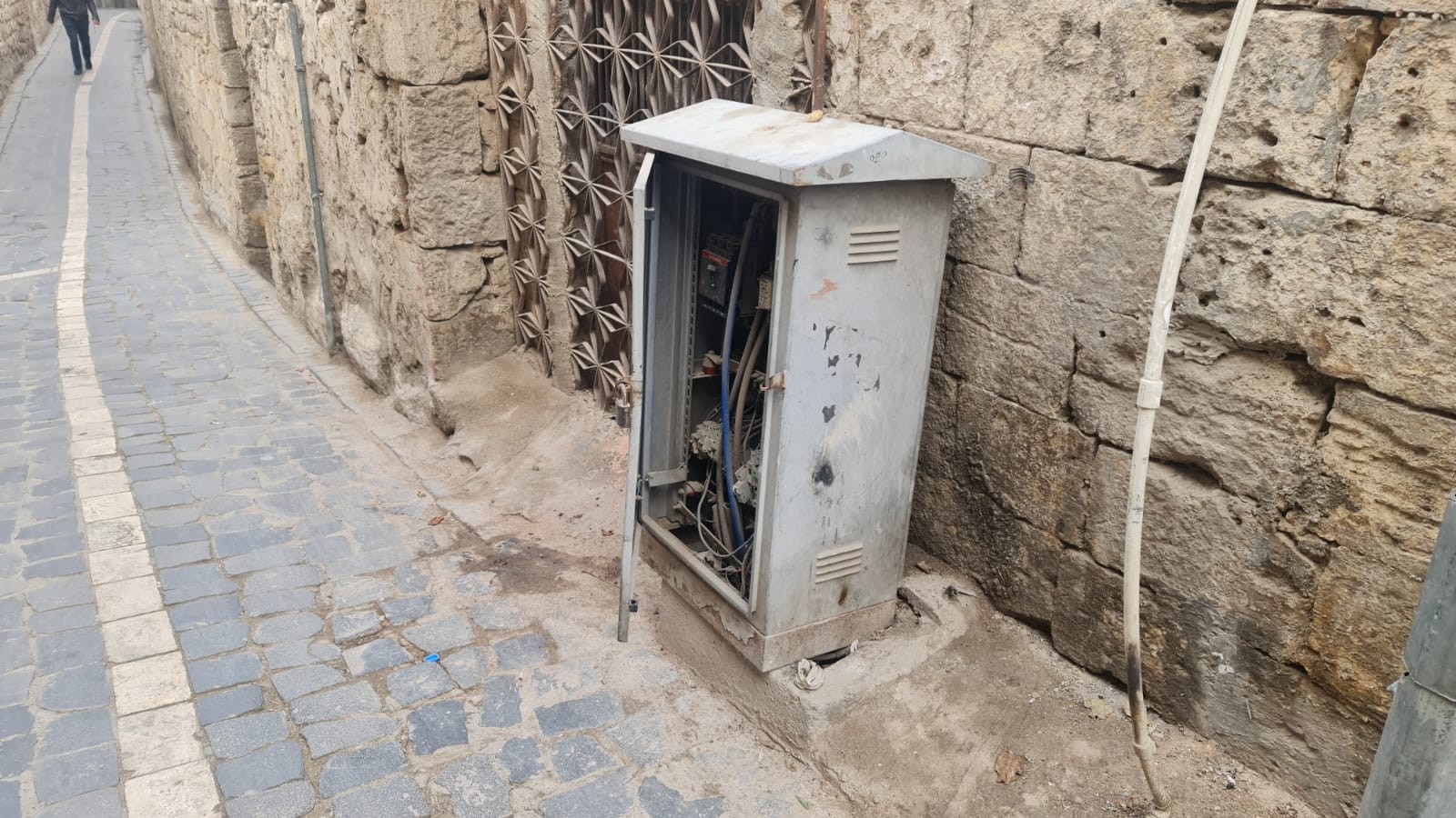Şanlıurfa’da elektrik panosu tehlikeye davetiye çıkarıyor