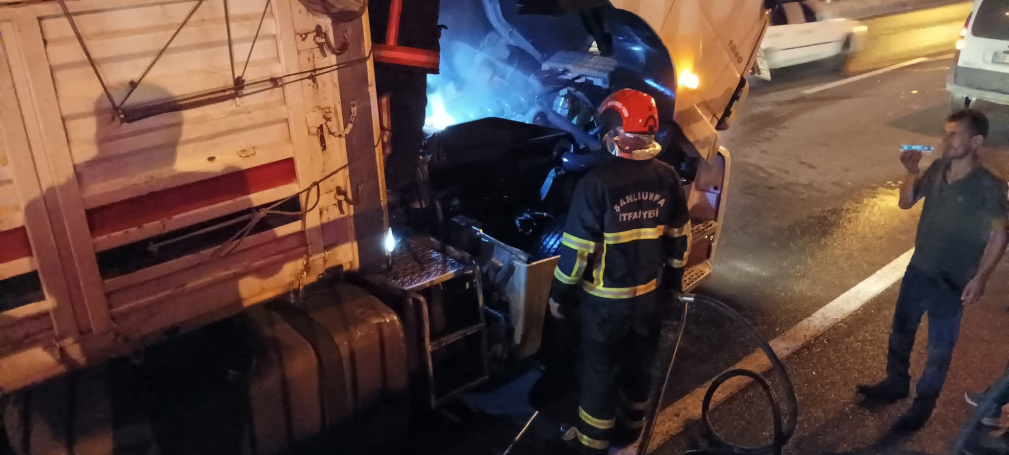 Şanlıurfa'da seyir halindeki TIR'daki yangına müdahale