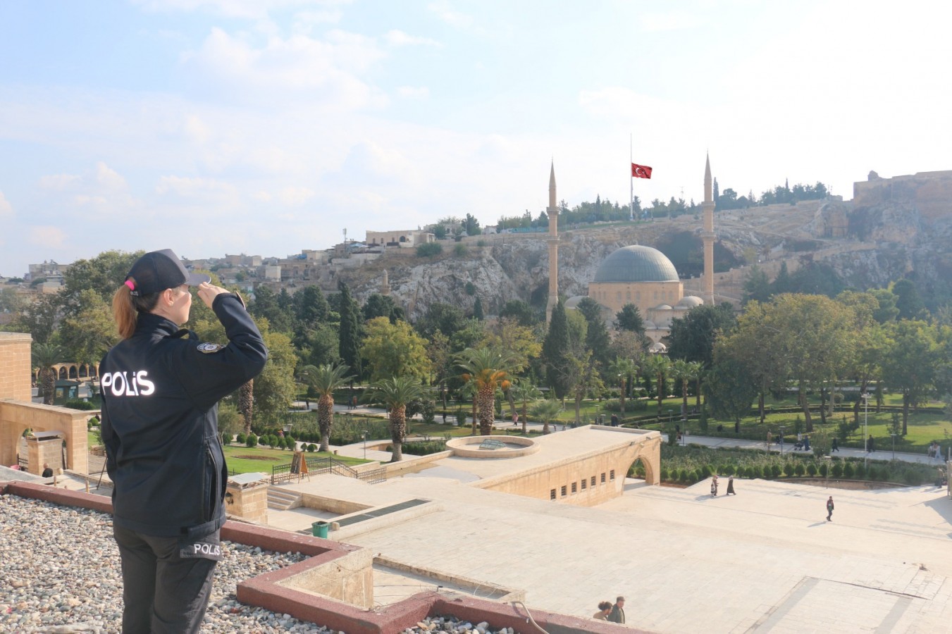 Urfa emniyeti Atatürk'ün ölüm saatinde saygı duruşunda