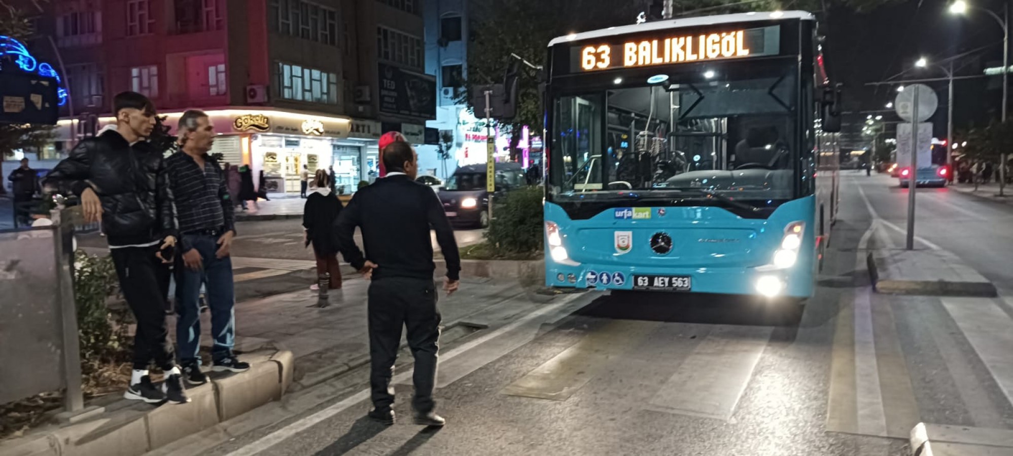 Halk otobüsü ile motosiklet çarpıştı! Yaralı var