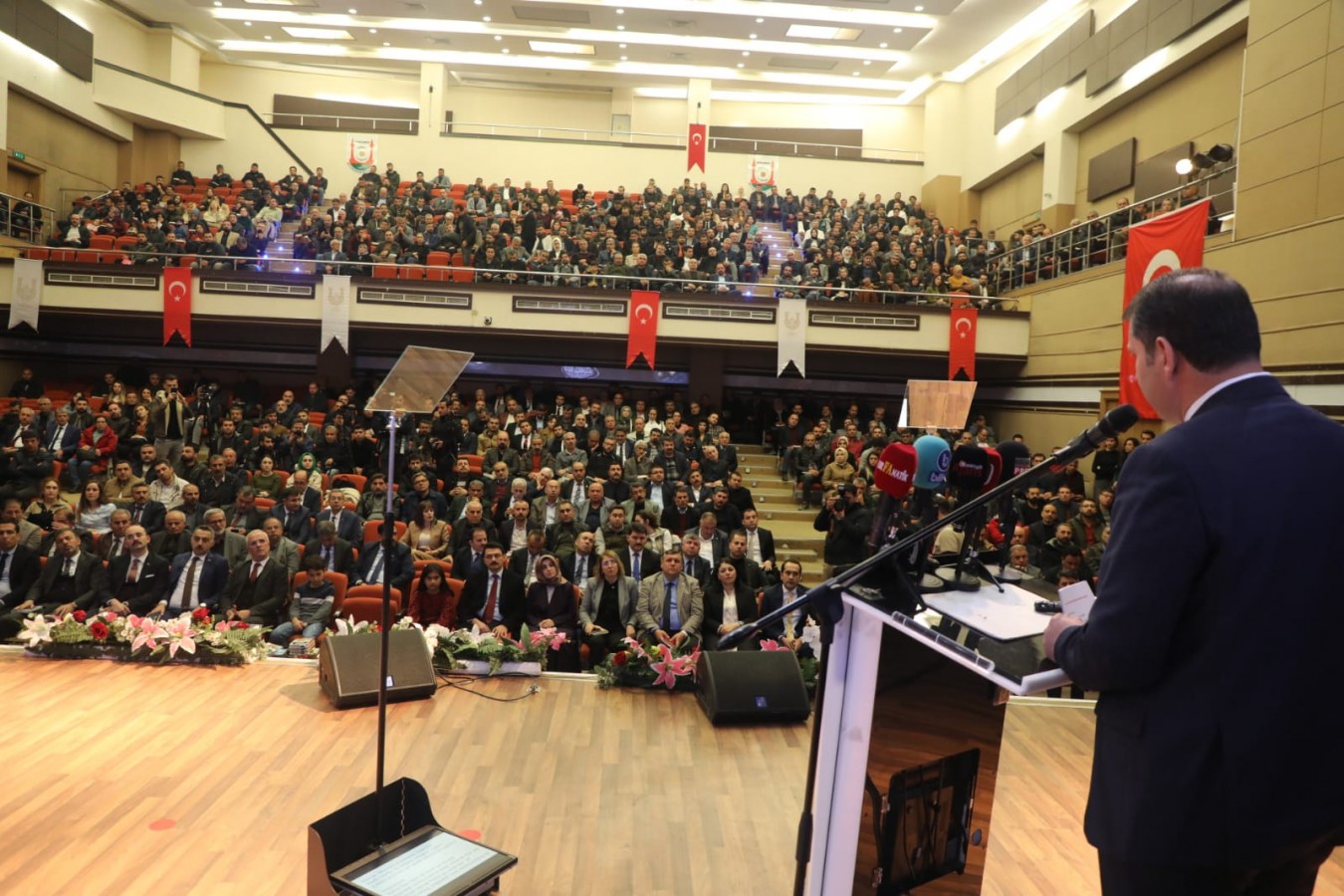 Vali Ayhan: Eğitim toplumsal bir görevdir