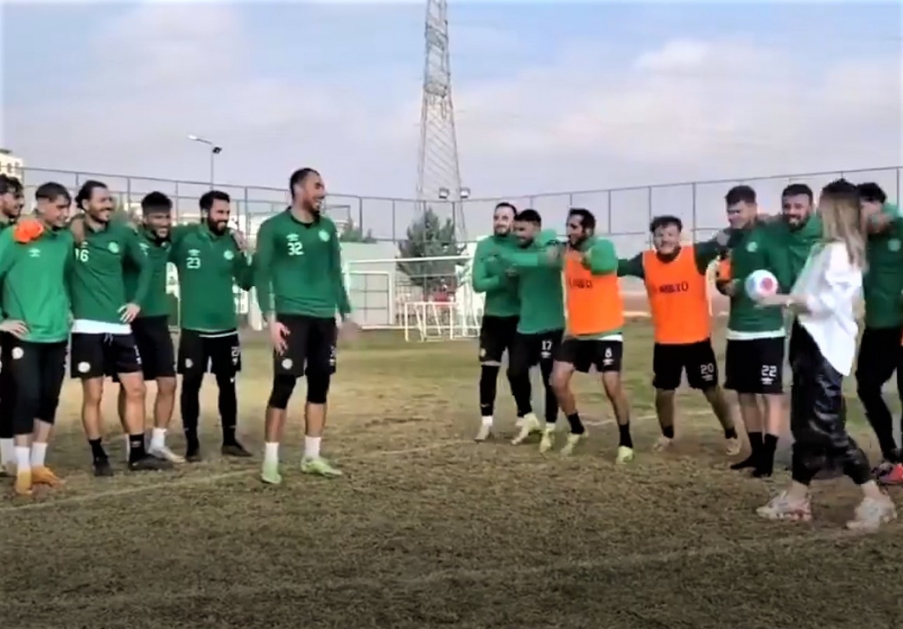 Şanlıurfasporlu futbolcuya antrenmanda eşinden sürpriz