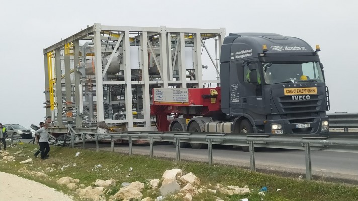 Tır bariyer arasına sıkıştı