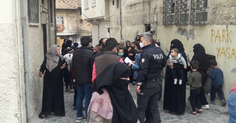 Şanlıurfa'da yardım kolisi izdihamı