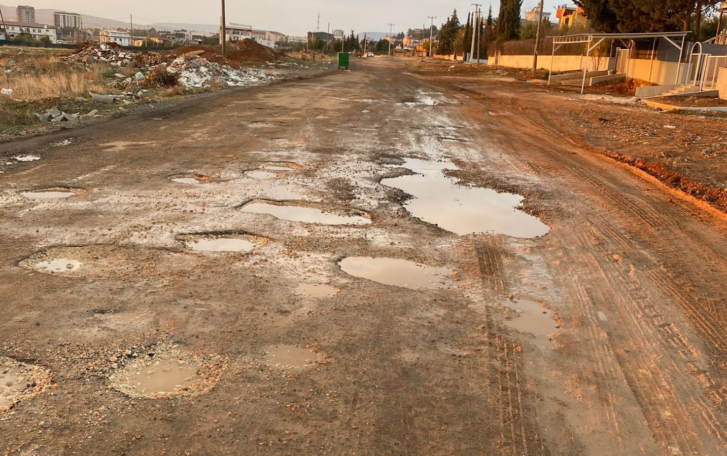 Okullar bölgesindeki çukurlu yol asfaltlanacak