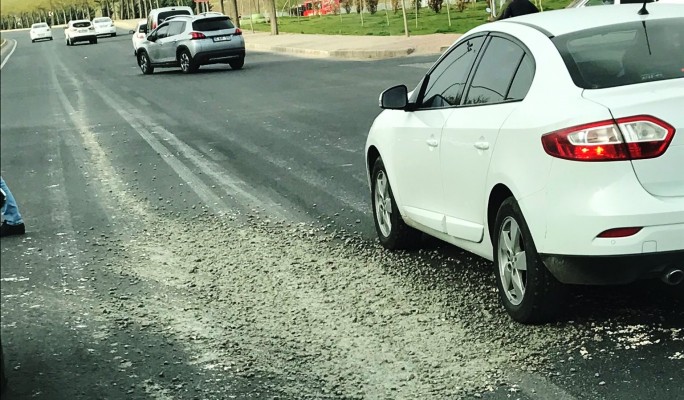 Şanlıurfa’da beton mikseri yollara zarar veriyor