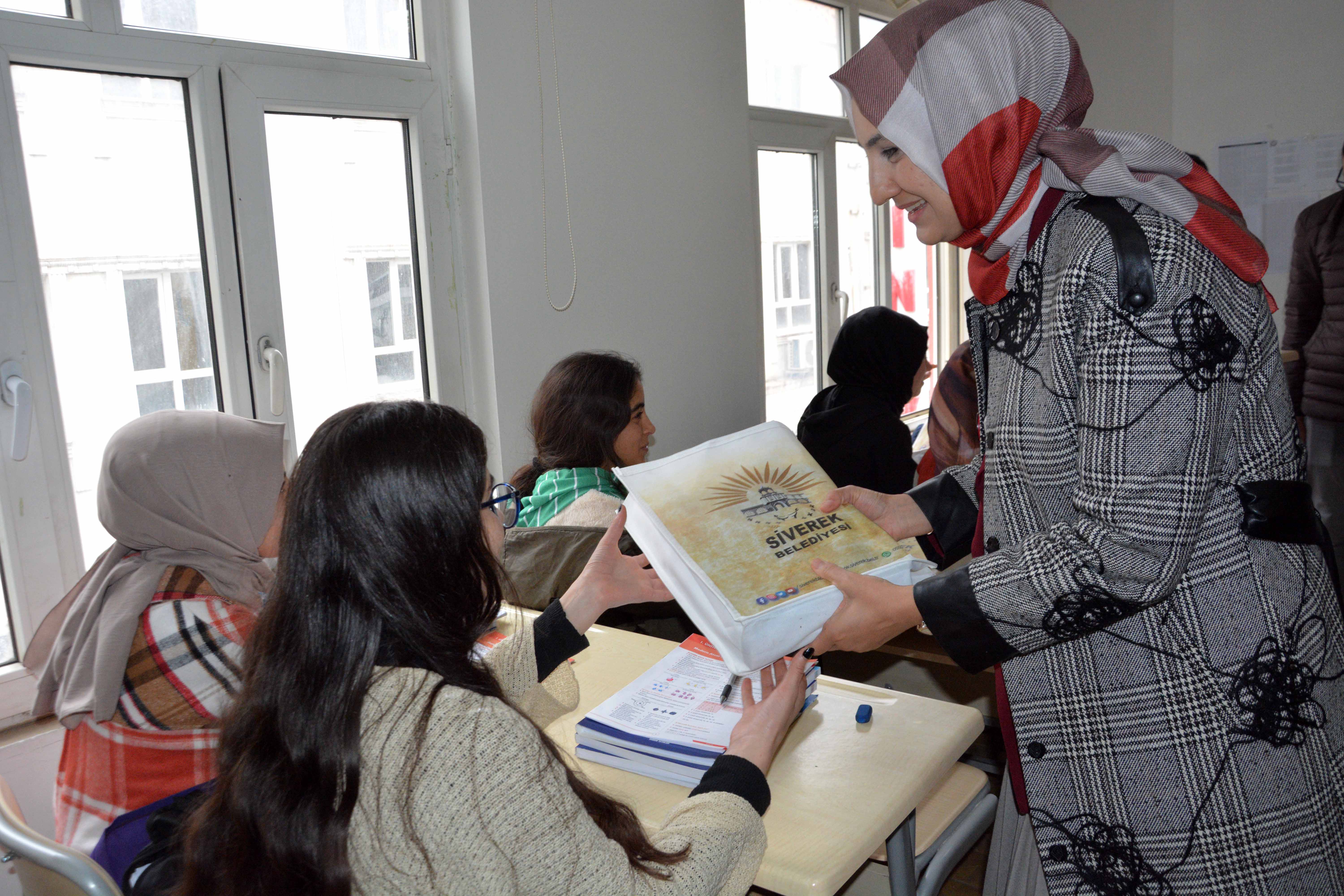 Siverek’te üniversite adaylarına kitap seti desteği