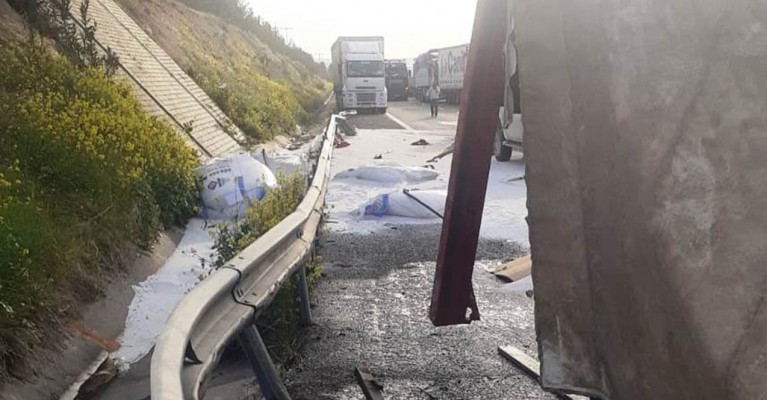 Şanlıurfa’da TIR devrildi: 1 yaralı