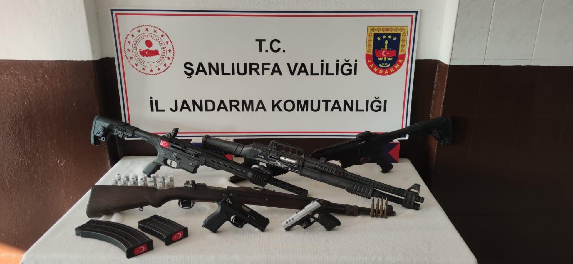 Viranşehir'de husumetli ailelerin evlerinde silahlar ele geçirildi