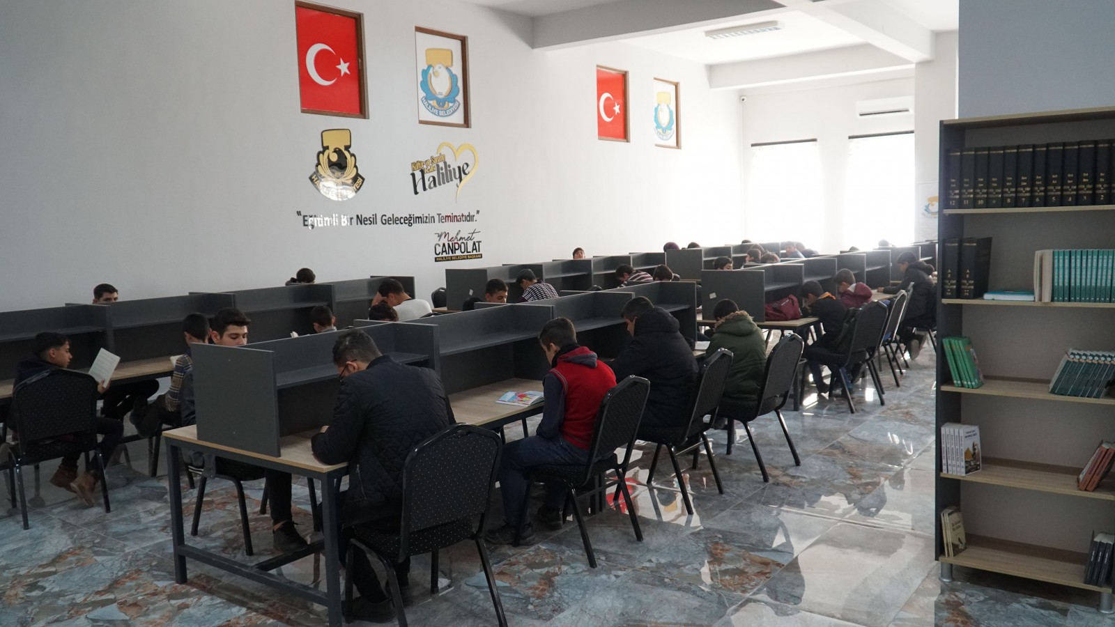 Haliliye’de öğrenciler kütüphane ortamında hazırlanıyor