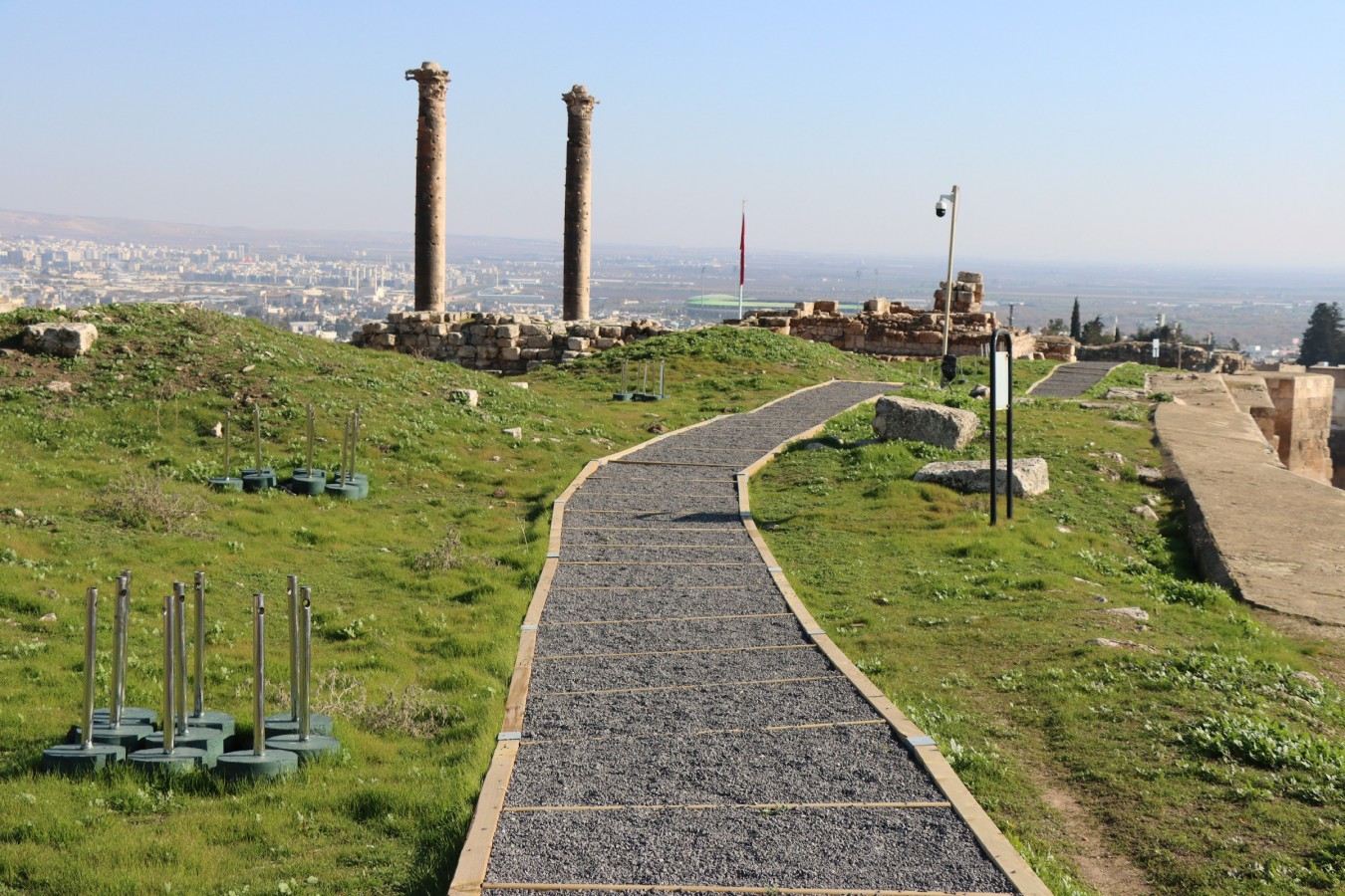 Urfa Kalesine yapılacak ziyaretler için yürüyüş yolu yapıldı