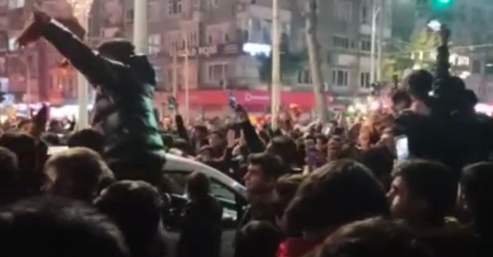 Urfa'da GS'li taraftarlardan halaylı kutlama