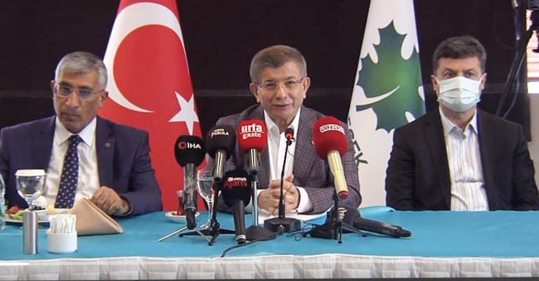 Davutoğlu Urfa’nın kurtuluş yıl dönümünü tebrik etti