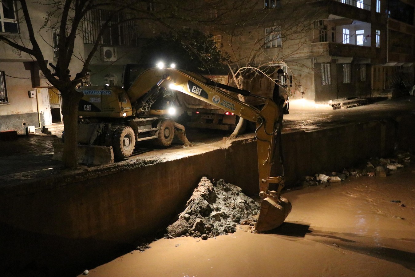 Haliliye’de ekipler sel riskine karşı gece boyu teyakkuzdaydı