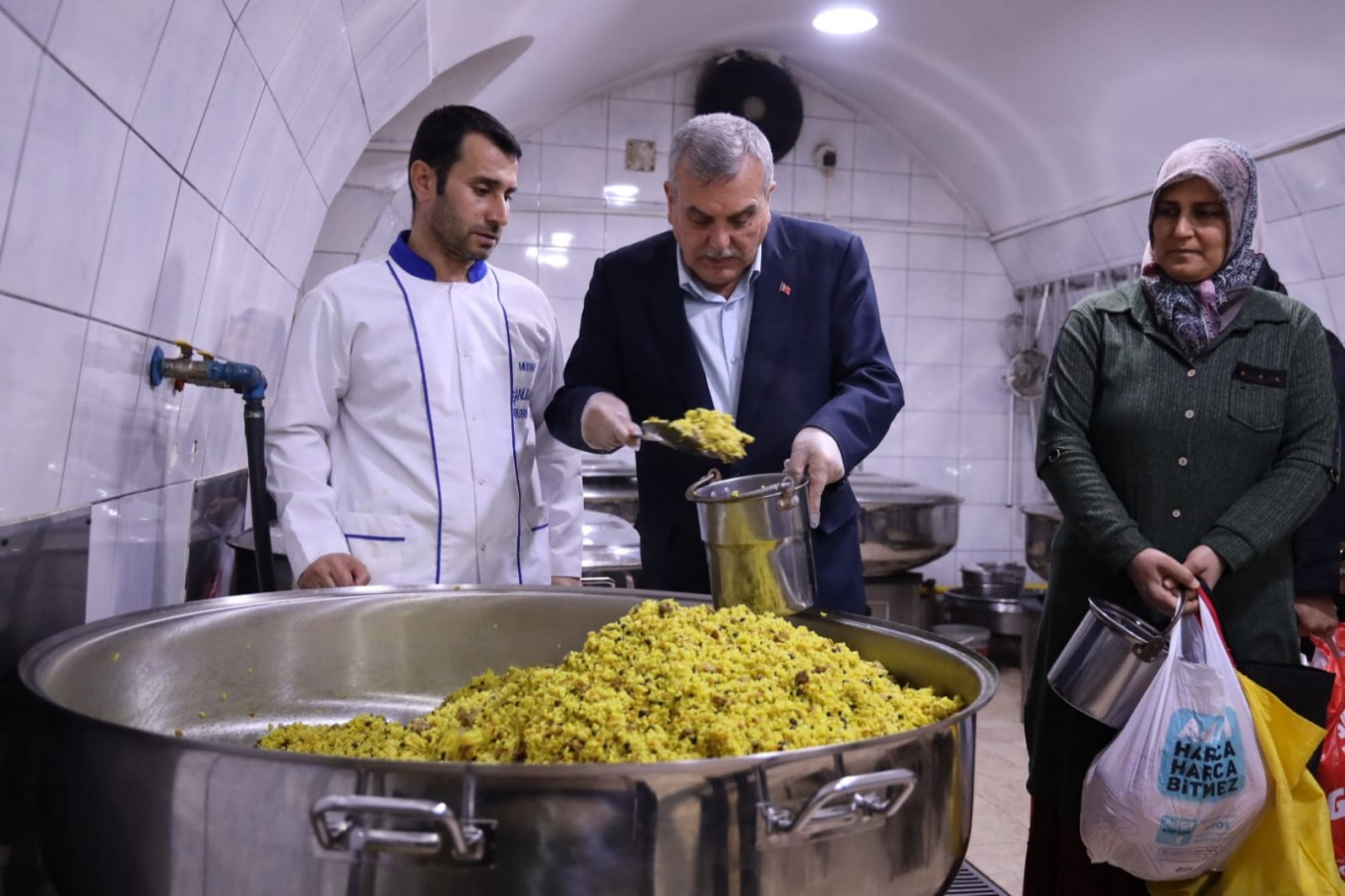 Büyükşehir Belediye Başkanı Beyazgül aşevini ziyaret etti