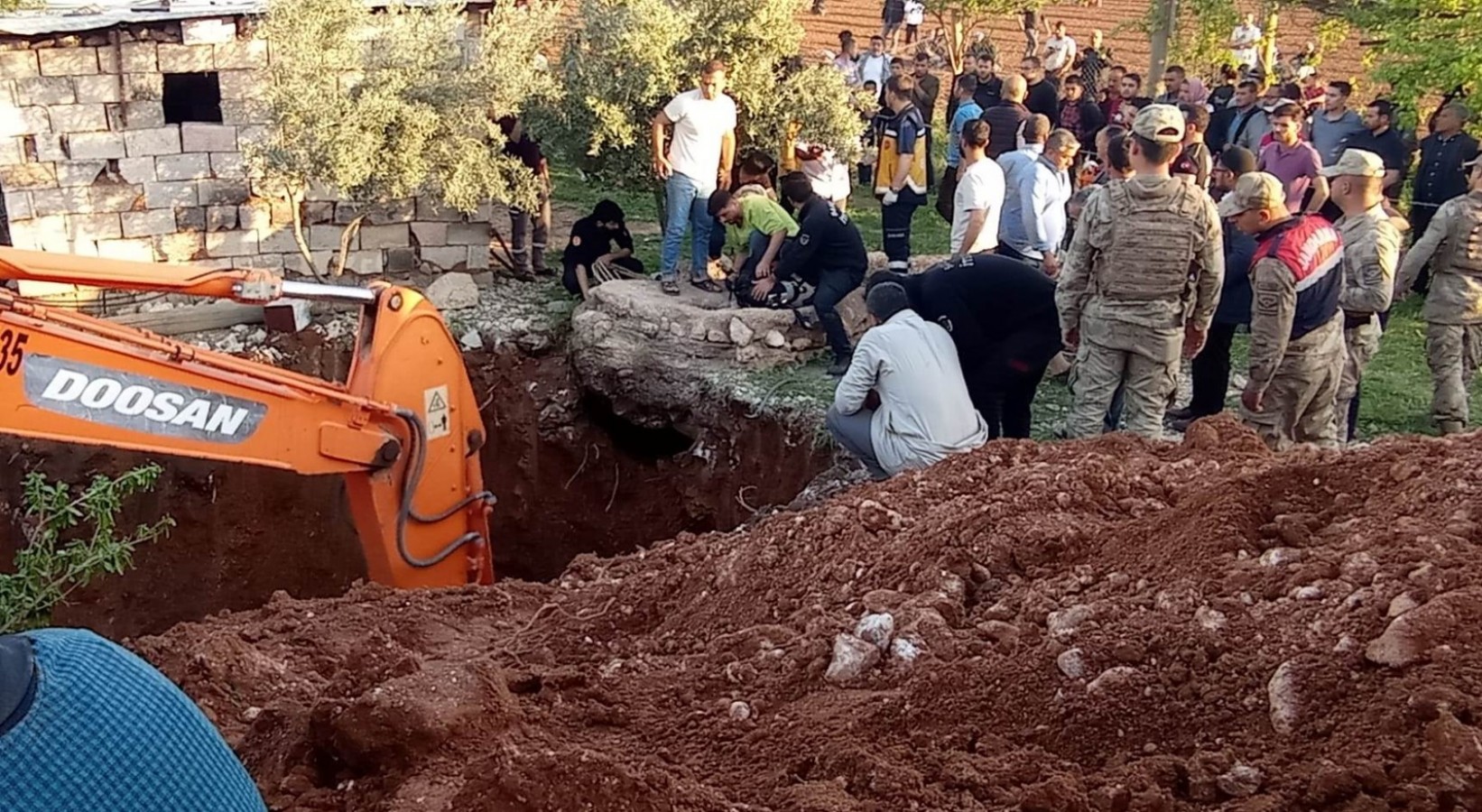 Urfa'da su kuyusuna düşen çocuk için ekipler seferber oldu
