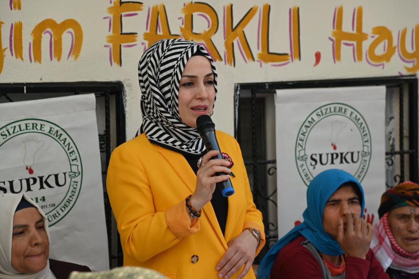 Vali Ayhan’ın eşi Akkiraz Ayhan fenilketonüri hastası çocuklarla kahvaltı yaptı