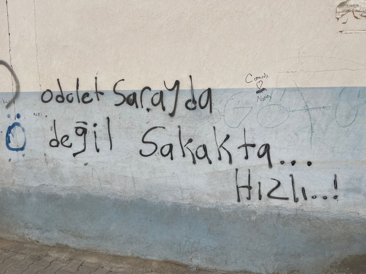 Bakan Bozdağ konuşurken ‘duvar yazısı’ dikkat çekti!
