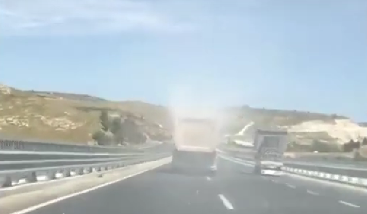 Şanlıurfa'da moloz yüklü kamyon tehlike saçtı!