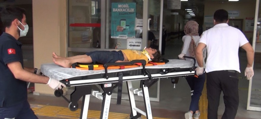 Merdiven boşluğuna düşen çocuk yaralandı