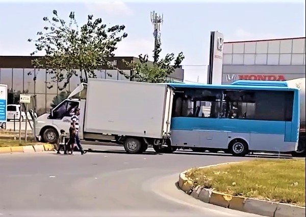 Şanlıurfa’da kamyonetle şehir içi otobüs çarpıştı!
