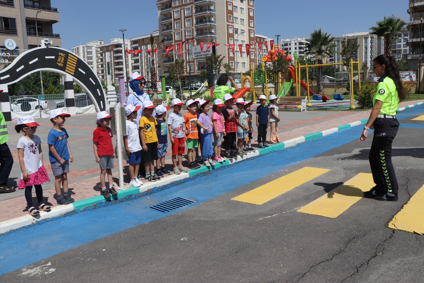 Trafik kurallarını hem öğreniyorlar hem eğleniyorlar