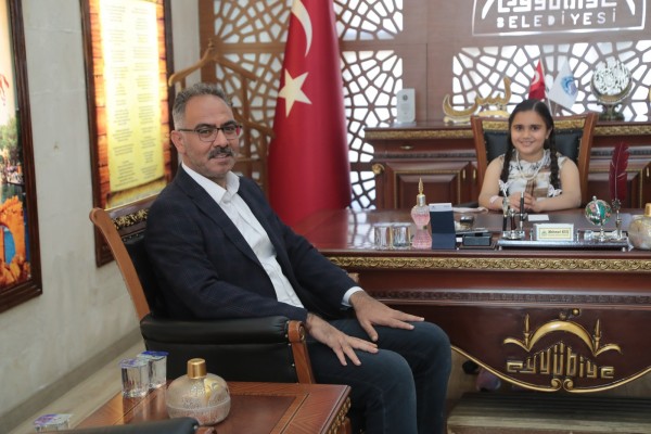Başkanlık koltuğuna oturup talimat verdiler!