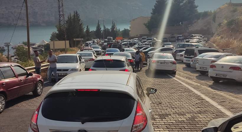 Halfeti'ye akın eden turistler büyük bir trafik sorunu yaşadı