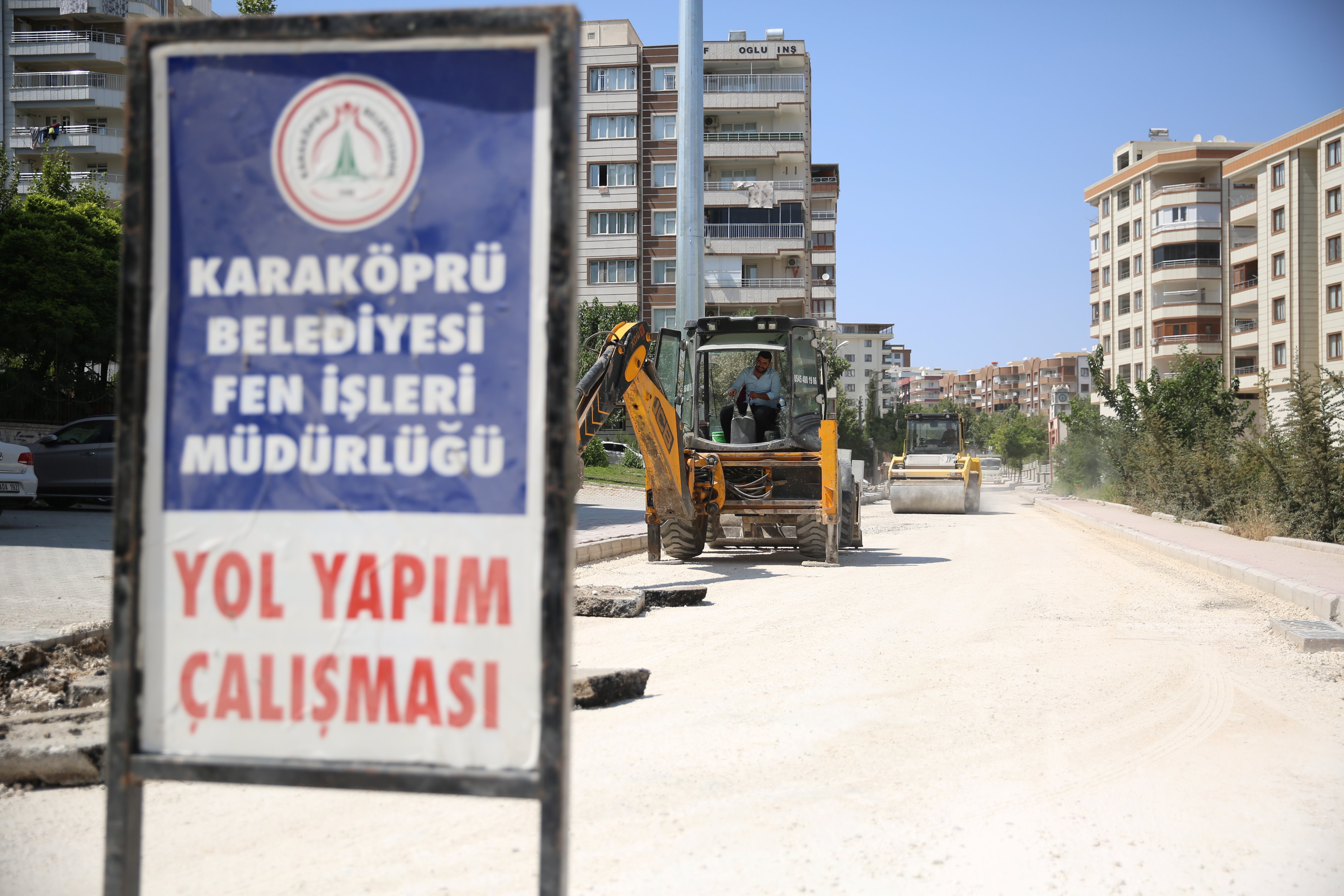 Akpiyar Mahallesinde yollar sıcak asfaltla yenileniyor